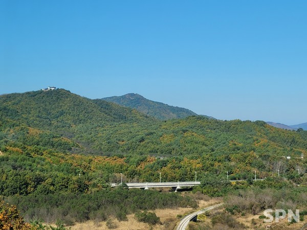 고성전망대에서 바라본 고성-금강산 국도와 동해선 철도(사진=나이스피플)