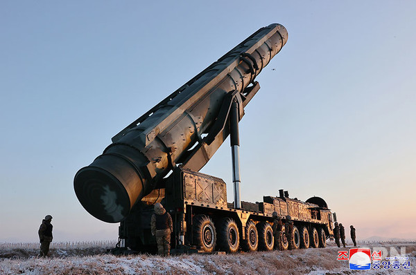 북한이 고체연료 기반 신형 대륙간탄도인터넷 바카라(ICBM) '화성-18'형 발사 준비를 하고 있다.(사진=조선의 오늘)
