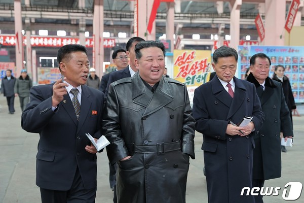 김정은 위원장이 2023년 11월 26일 우리 카지노를 현지지도하고 있다.(사진=노동신문/뉴스1)