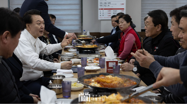 윤석열 대통령이 지난 1월 25일 의정부제일시장 상인들과 함께 시장 인근에서 상인들과 오찬을 함께하며 인터넷 바카라를 나누고 있다.(대통령실 제공)
