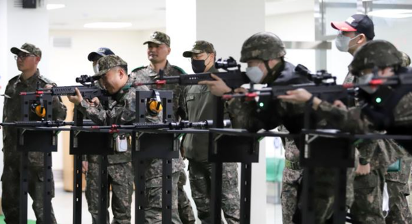 육군55보병사단 김진익(앞줄 맨 왼쪽) 사단장이 2023년 예비군온라인 슬롯 준비 상태를 최종 점검하고 있다.(사진=국방일보 제공)