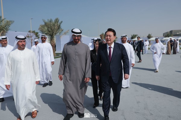 윤석열 카지노사이트 추천과 무함마드 UAE 카지노사이트 추천이 16일(현지시각) 아부다비 알다프라 지역에 있는 바라카 원자력 발전소를 방문해 3호기 가동을 축하하며 건설 진행 현황을 함께 점검했다. (사진=카지노사이트 추천실 제공)