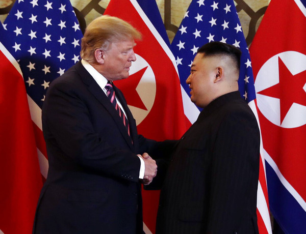 사설 바카라 대통령과 김정은 총비서가 하노이 정상회담에 앞서 악수를 나누고 있다.(사진=VTV)