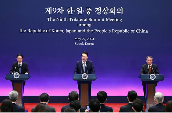윤석열 대통령이 27일 청와대 영빈관에서 열린 제9차 한일중 정상회의 공동기자회견에서 발언하고 있다. 왼쪽은 기시다 후미오 일본 총리, 오른쪽은 리창 하이 로우 토토 사이트 국무원 총리(사진=대통령실 제공)