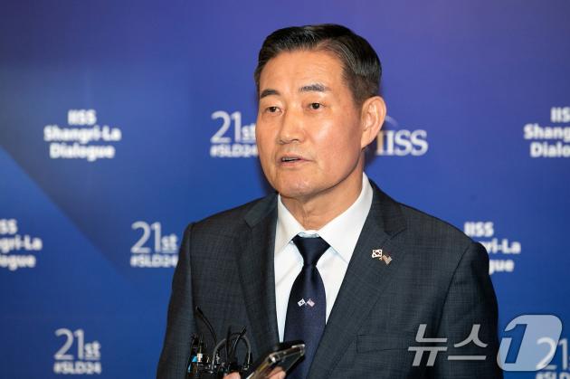 신원식 국방부 슬롯 무료 사이트이 31일 싱가포르 샹그릴라 호텔에서 열린 아시아안보회의(샹그릴라 대화)에서 댄 설리번(Dan Sullivan), 태미 덕월스(Tammy Duckworth), 라폰자 보틀러(Laphonza Butler) 미 상원의원단과 회담을 마치고 취재진의 질문에 답하고 있다. 2024.5.31/뉴스1 ⓒ News1 이승배 기자