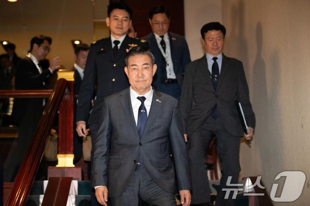 신원식 국방부 슬롯 무료 사이트이 31일 싱가포르 샹그릴라 호텔에서 열린 아시아안보회의(샹그릴라 대화)에서 댄 설리번(Dan Sullivan), 태미 덕월스(Tammy Duckworth), 라폰자 보틀러(Laphonza Butler) 미 상원의원단과 회담을 마치고 도어스테핑을 위해 발걸음을 옮기고 있다. 2024.5.31/뉴스1 ⓒ News1 이승배 기자