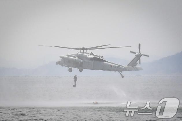 해군 특수전전단(UDT) 폭발물처리 요원이 UH-60 카지노 슬롯 머신 하는 법에서 강하하고 있다. (해군 제공) 2024.5.22/뉴스1