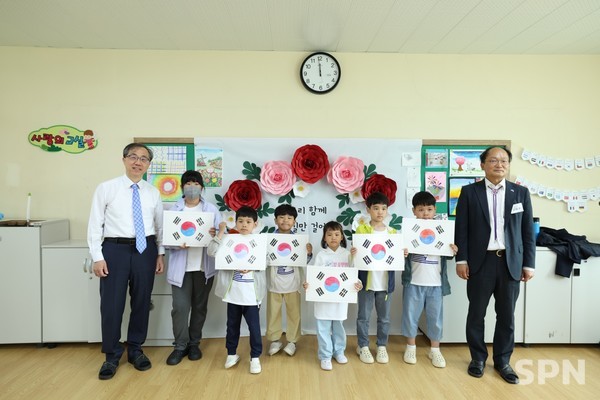 문승현 통일부 차관이 꽁 머니 카지노 3 만 신안군 흑산초등학교에서 일일교사로 학생들과 소통했다. (사진=통일부)