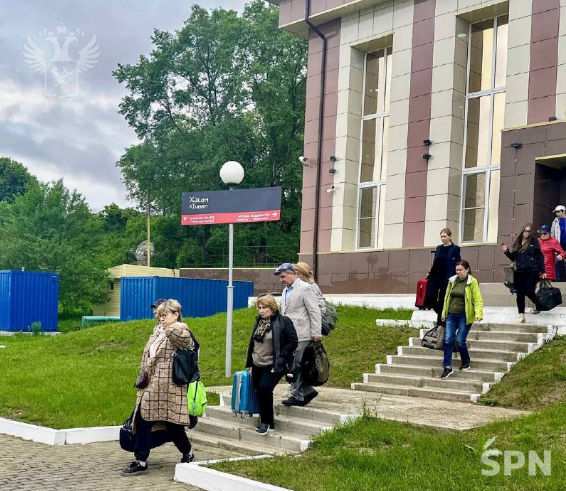 러시아 연해주 하산역에서 북한행 기차에 탑승하려는 러시아 관광객들(사진=러시아연방세관 텔레그램)