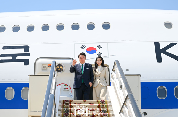 윤석열 온라인 슬롯 부부는 10일(현지시각) 국빈 방문을 위해 아시가바트 공항에 도착했다.(사진=온라인 슬롯실 제공)