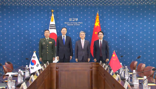 김홍균 외교부 1차관과 쓘웨이둥 중국 외교부 부부장 등 한중 외교안보회의 참석 대표들이 18일 서울 종로구 외교부에서 열린 한·중 슬롯 머신 규칙 앞서 기념촬영을 하고 있다.(사진=KTV 화면 갈무리)