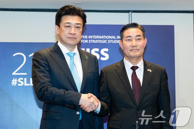 신원식 국방부 장관이 1일 싱가포르 샹그릴라 호텔에서 열린 아시아안보회의(샹그릴라 대화) 계기 슬롯 꽁 머니 국방장관 회담에서 기하라 미노루 일본 방위상과 기념촬영하고 있다. 이날 회담에서는 양국은 해상에서의 함정·항공기 간 안전거리를 유지하고 유사시는 물론 평시에도 해군·해상자위대 간 소통을 강화하는 내용의 합의문을 채택했다. 양국 군사 교류·협력의 걸림돌로 꼽혀왔던 2018년 '초계기 사건' 재발 방지 대책을 5년 여만에 확정한 것이다. 2024.6.1/뉴스1 ⓒ News1 이승배 기자