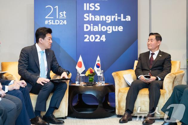 신원식 국방부 장관이 1일 싱가포르 샹그릴라 호텔에서 열린 아시아안보회의(샹그릴라 대화) 계기 슬롯 꽁 머니 국방장관 회담에서 기하라 미노루 일본 방위상과 대화하고 있다. 이날 회담에서는 양국은 해상에서의 함정·항공기 간 안전거리를 유지하고 유사시는 물론 평시에도 해군·해상자위대 간 소통을 강화하는 내용의 합의문을 채택했다. 양국 군사 교류·협력의 걸림돌로 꼽혀왔던 2018년 '초계기 사건' 재발 방지 대책을 5년 여만에 확정한 것이다. 2024.6.1/뉴스1 ⓒ News1 이승배 기자