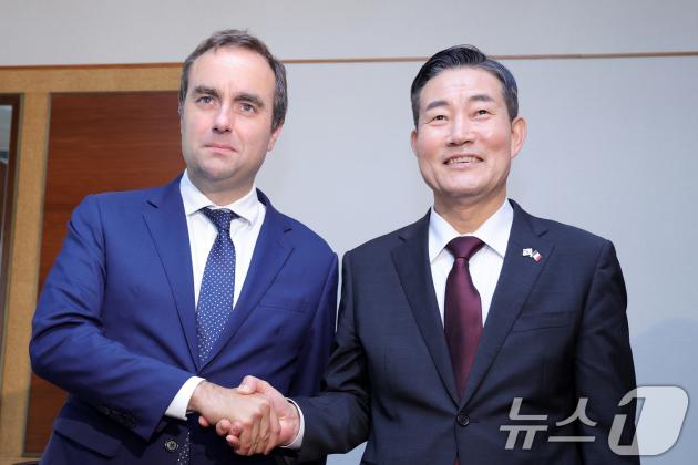 신원식 국방부 장관이 1일 싱가포르 샹그릴라 호텔에서 열린 아시아안보회의(샹그릴라 대화)에서 세바스티앙 르코르뉘 프랑스 국방부 꽁 머니 카지노 양자회담에 앞서 악수하고 있다. (공동취재) 2024.6.1/뉴스1 ⓒ News1 이승배 기자