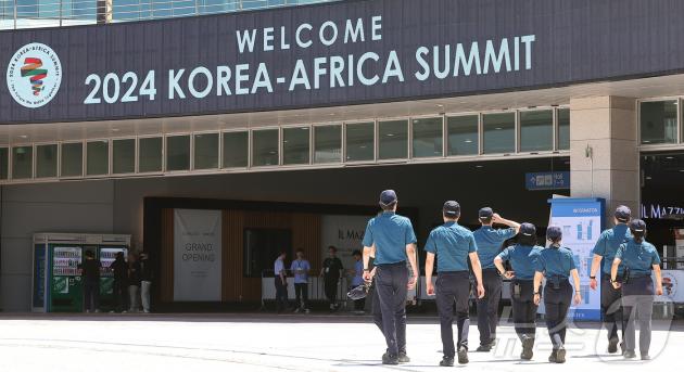 2024 한·카지노 사이트 정상회의를 하루 앞둔 3일 오후 경기 고양시 킨텍스에 마련된 메인프레스센터 앞으로 경찰들이 순찰을 하고 있다. '함께 만드는 미래'를 주제로 한국이 처음 개최하는 한-아프리카 정상회의에는 아프리카연합(AU) 회원국 55개국 중 회원국 자격을 유지하면서 한국과 수교한 48개국이 모두 참가할 예정이다. 2024.6.3/뉴스1 ⓒ News1 김진환 기자