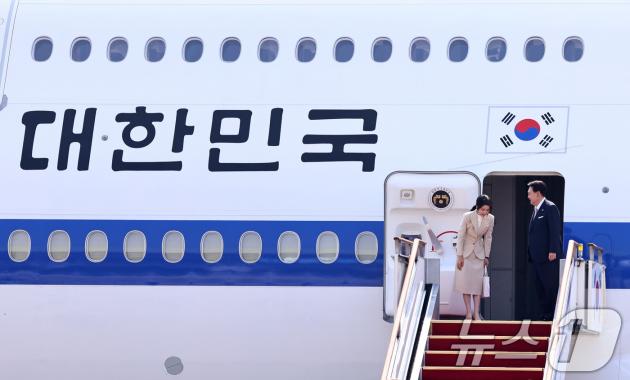 윤석열 대통령과 김건희 여사가 10일 오전 경기 성남시 서울공항에서 중앙아시아 3개국 순방을 위해 공군 1호기에 탑승하고 있다. 윤 대통령은 5박7일 일정으로 카지노사이트추천메니스탄과 카자흐스탄, 우즈베키스탄을 국빈 방문해 에너지와 인프라, 핵심 광문 분야 등 협력을 논의할 계획이다. 2024.6.10/뉴스1 ⓒ News1 구윤성 기자