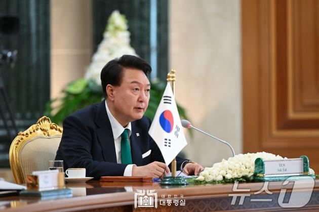 윤석열 대통령이 10일 오후(현지시간) 메이저 바카라메니스탄 아시가바트 대통령궁에서 세르다르 베르디무하메도프 메이저 바카라메니스탄 대통령과 한·메이저 바카라메니스탄 확대회담을 하고 있다. (대통령실 홈페이지) 2024.6.11/뉴스1 ⓒ News1 송원영 기자