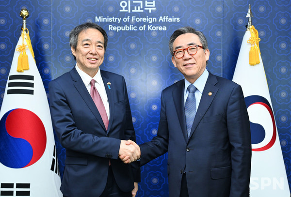 조태열 외교부 장관(오른쪽)과 미즈시마 고이치 신임 주한 일본 샌즈 카지노 사이트(사진=외교부)