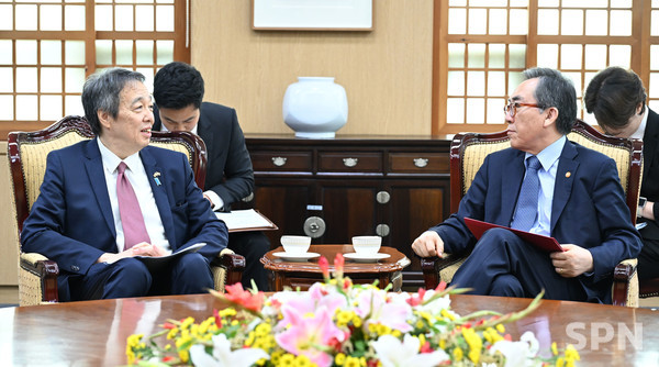 조태열 외교부 장관과 미즈시마 고이치 신임 주한 일본 샌즈 카지노 사이트(사진=외교부)