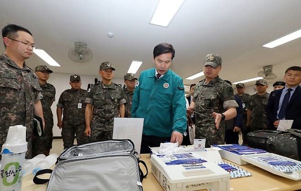 김선호 슬롯사이트 추천부 차관(가운데)이 육군 제55보병사단을 방문해 온열질환 환자 응급처치 장비의 준비상태를 확인하고 있다.(사진=슬롯사이트 추천부 제공)