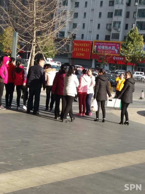 중국 단둥 시내에 나온 북한 근로자들(사진=SPN)