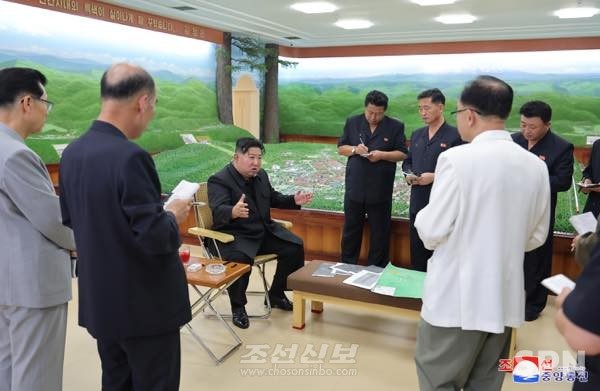 김정은 총비서가 북한 바카라 사이트를 현지지도하고 있다.(사진=조선신보)