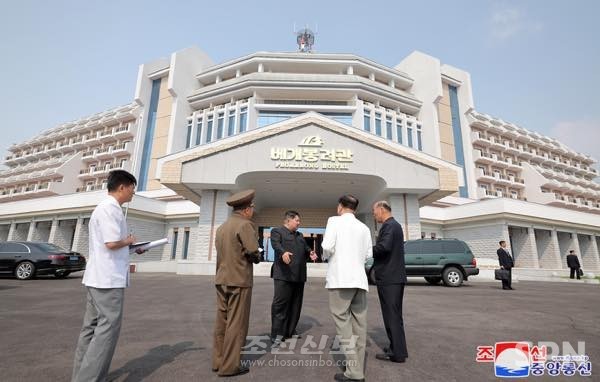 김정은 총비서가 북한 바카라 사이트를 현지지도하고 있다.(사진=조선신보)