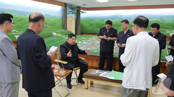 김정은 총비서가 북한 슬롯 사이트 슬롯사이트를 현지지도하고 있다.(사진=노동신문/뉴스1)