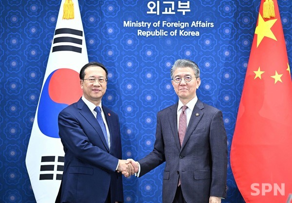 김홍균 외교부 제1차관(오른쪽)과 마자오쉬(馬朝旭) 슬롯사이트 외교부 상무 부부장(사진=외교부)