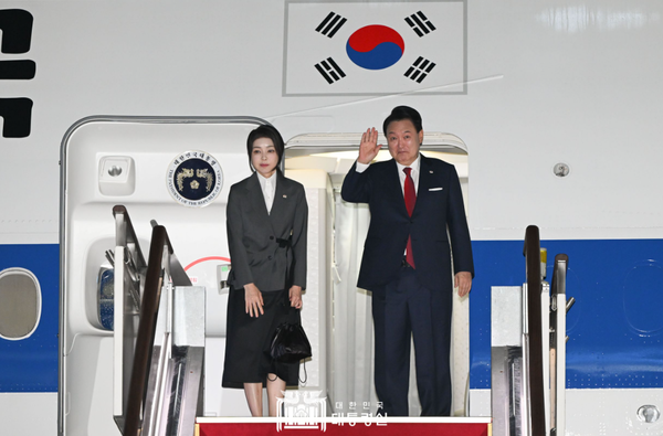 윤석열 대통령 부부가 나토 정상회의 참석을 위해 출국하고 있다.(사진=바카라 꽁 머니 제공)