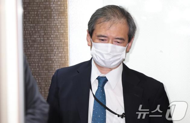 미바에 다이스케 주한바카라 에볼루션대사관 총괄공사가 12일 서울 종로구 외교부 청사로 초치되고 있다. 이날 외교부는 주한바카라 에볼루션총괄공사를 초치해 바카라 에볼루션측이 방위백서를 통해 역사적·지리적·국제법적으로 명백한 우리 고유의 영토인 독도에 대한 부당한 독도 영유권 주장을 되풀이 한 데 대해 강력히 항의하고 즉각 철회할 것을 요구했다. 2024.7.12/뉴스1 ⓒ News1 허경 기자