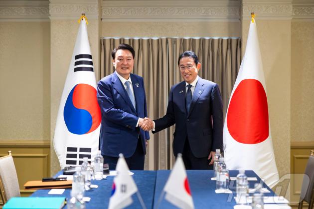 윤석열 대통령이 10일(현지시간) 미국 워싱턴DC 한 호텔에서 열린 한-일 정상회담에서 기시다 후미오 일본 메이저 바카라 악수하며 기념 촬영을 하고 있다. (대통령실 제공) 2024.7.11/뉴스1 ⓒ News1 송원영 기자