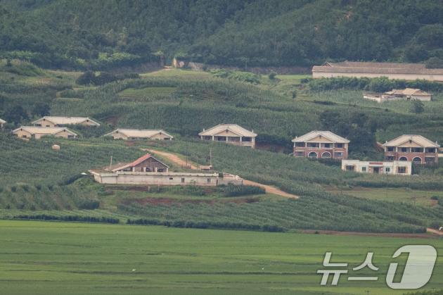 경기 파주시 오두산통일전망대에서 바라본 북한 개풍군 마을에 적막이 흐르고 있다.2024.7.21/꽁 머니 카지노1 ⓒ News1 유승관 기자