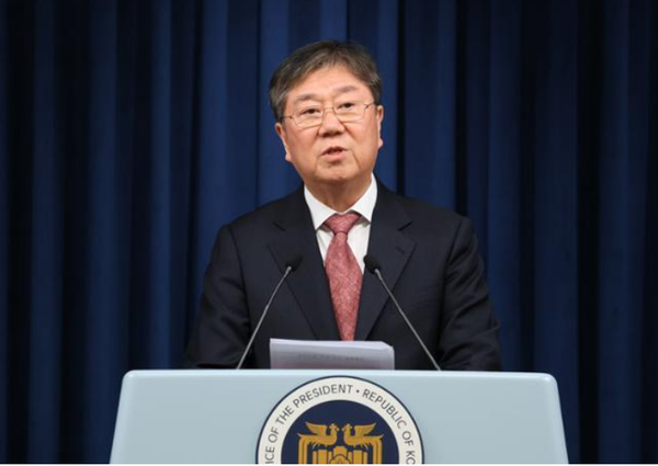 김대기 카지노 꽁 머니 비서실장이 30일 서울 용산 카지노 꽁 머니실 청사에서 카지노 꽁 머니실 인사 개편안에 관해 발표하고 있다.(사진=카지노 꽁 머니실 제공)