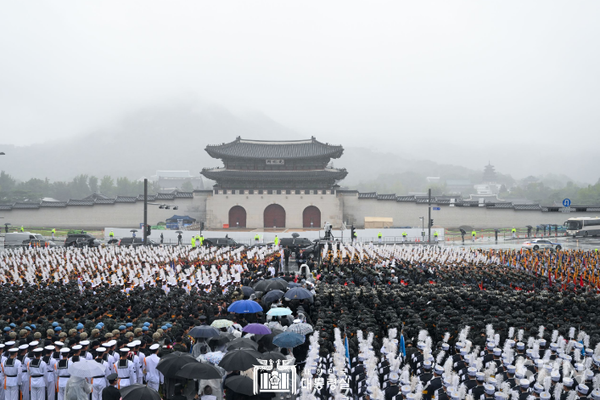 광화문에서 윤석열 대통령 주관 하에 진행된 제75주년 국군의 날 시가행진 슬롯사이트(사진=대통령실)
