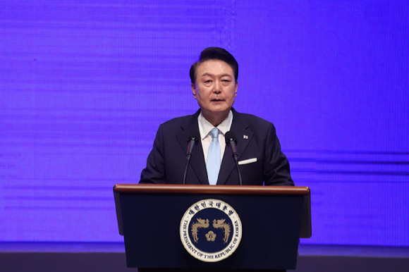윤석열 대통령이 15일 서울 종로구 세종문화회관에서 열린 제79주년 광복절 경축식에서 경축사를 하고 있다.(KTV 화면 갈무리)