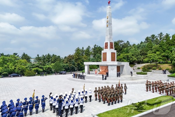 북한 슬롯사이트 총비서가 8·15를 맞아 북러 밀착 관계의 상징인 해방탑에 참배하고 있다.(사진=노동신문/뉴스1)