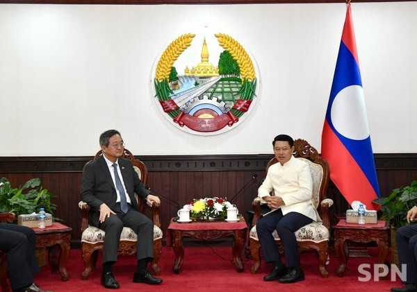 정병원 외교부 차관보와 살름싸이 꼼마싯 라오스 부총리 겸 슬롯 머신 일러스트(사진=외교부)