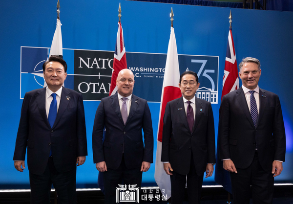 북대서양조약기구(NATO·나토) 카지노 슬롯 머신 하는 법의에 참석한 윤석열 대통령이 7월 11일(현지시간) 미국 워싱턴DC 월터 E. 워싱턴 컨벤션센터에서 열린 한국·일본·호주·뉴질랜드 4개국(IP4) 카지노 슬롯 머신 하는 법동에서 기념 촬영을 하고 있다. (대통령실 제공)