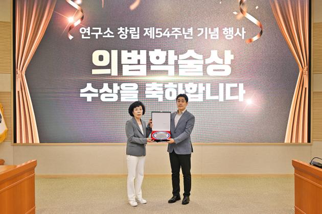 2일 국방과학연구소(ADD) 창립 54주년 기념식에서 이수용 선임카지노 꽁 머니과 고(故) 김용철 옹의 장녀 김설매 여사가 기념사진을 촬영하고 있다.(국방과학연구소 제공)