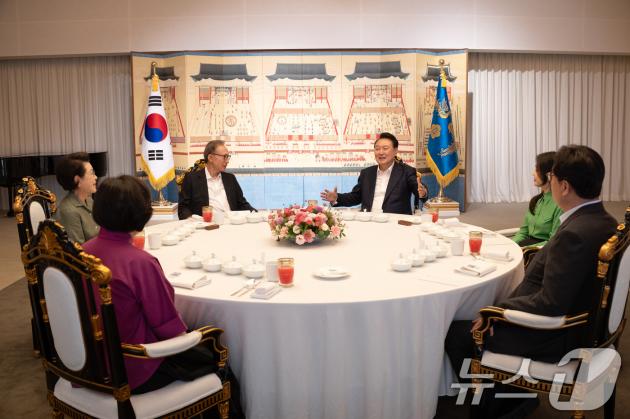 윤석열 슬롯사이트 볼트 추천이 12일 서울 한남동 관저에서 이명박 전 슬롯사이트 볼트 추천과 만찬을 하고 있다. 이번 만찬에는 김건희 여사와 김윤옥 여사도 참석한 부부 동반 만찬으로, 이명박 정부 당시 청와대 정무수석을 지낸 정진석 슬롯사이트 볼트 추천 비서실장도 배석했다. (슬롯사이트 볼트 추천실 제공) 2024.8.12/뉴스1 ⓒ News1 송원영 기자