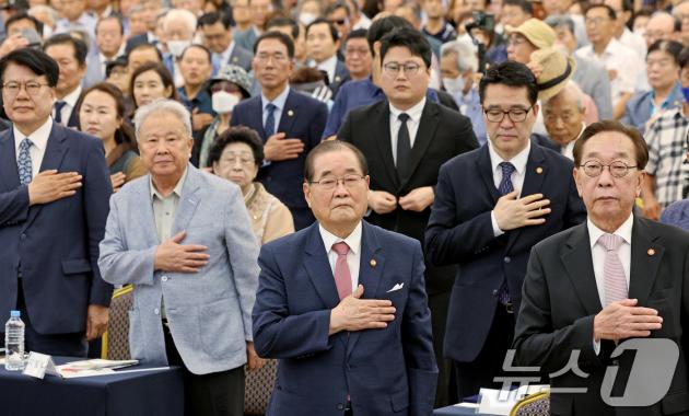 제79주년 광복절인 15일 오전 서울 용산구 백범김구기념관에서 토토 바카라 사이트가 주최한 8.15 광복절 기념식에서 이종찬 토토 바카라 사이트장 등 참석자들이 국민의례를 하고 있다. 2024.8.15/뉴스1 ⓒ News1 장수영 기자