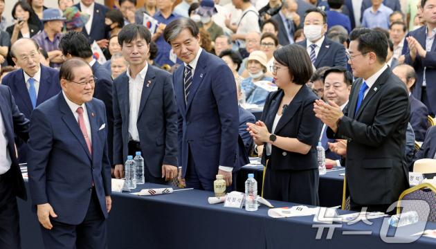 제79주년 광복절인 15일 오전 서울 용산구 백범김구기념관에서 토토 바카라 사이트가 주최한 8.15 광복절 기념식에서 이종찬 토토 바카라 사이트장이 박찬대 더불어민주당 원내대표, 조국 조국혁신당 대표 등 국회의원들과 인사를 나누고 있다. 김형석 신임 독립기념관장의 역사관을 둘러싼 갈등이 봉합되지 않으면서 토토 바카라 사이트를 비롯한 독립운동단체연합은 이날 자체 광복절 기념식을 열었다. 2024.8.15/뉴스1 ⓒ News1 장수영 기자