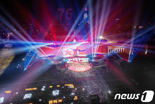 2023년 9월 9일 만수대의사당 앞에서 진행된 슬롯 무료 사이트 정권 수립 75돌 경축 대공연(사진=노동신문/뉴스1)