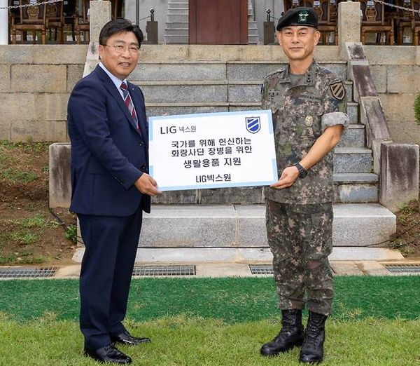 박배호 LIG넥스원 C5ISR사업부문장(왼쪽)이 육군 11카지노 슬롯 머신 하는 법을 찾아 장병 복지를 위한 생활용품을 전달하고 권혁동 11기동카지노 슬롯 머신 하는 법장과 기념촬영을 하고 있다. (사진=LIG넥스원 제공)