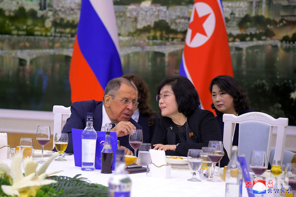 2023년 10월 18일 북한을 방문한 세르게이 라브로프 러시아 외교장관 환영 연회에 참석한 최선희 북한 꽁 머니 카지노 3 만상과 라브로프 장관이 대화를 나누고 있다.(사진=조선의 오늘)