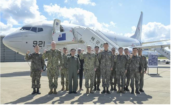 P-8A 해상초계기 전력화 현장 점검한 뒤 기념 촬영하는 한미 가상 바카라 지휘관 (사진=가상 바카라 제공)