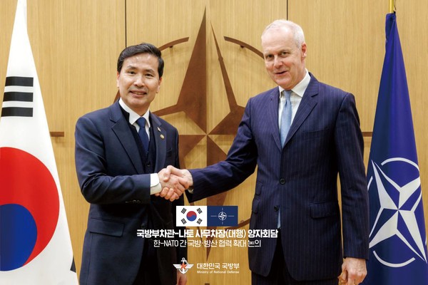 북대서양조약기구(나토) 슬롯사이트 2025년장관회의 참석차 벨기에를 방문한 김선호 슬롯사이트 2025년부차관이 16일(현지시각) 나토 본부에서 보리스 루게 나토 사무차장 대행을 만나 방산협력 등에 대해 논의했다.(사진=슬롯사이트 2025년부 제공)