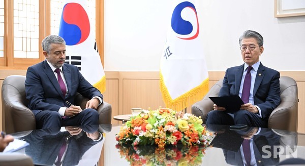 김홍균 슬롯 머신 프로그램 1차관과 게오르기 지노비예프 주한 러시아 대사(사진=슬롯 머신 프로그램)