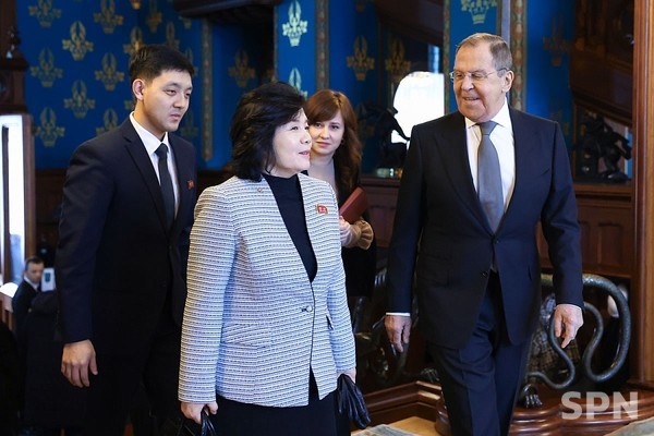 2024년 1월 러시아를 방문한 최선희 북한 외무상과 세르게이 라브로프 러시아 무료 슬롯 머신 다운 받기이 회담장으로 들어서고 있다.(사진=러시아 외무부)